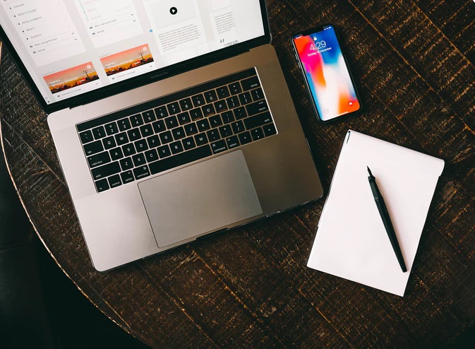 Ноутбук и блокнот